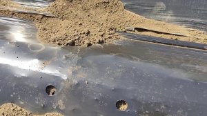 как быстро сделать отверстия в пленке под клубнику