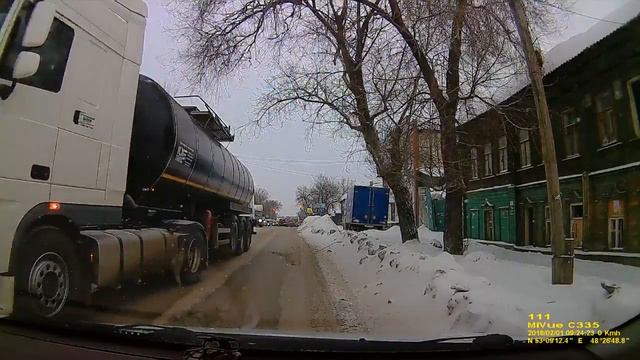 20180201 - Сломавшаяся иномарка затрудняет проезд по улице Урицкого смотреть онлайн