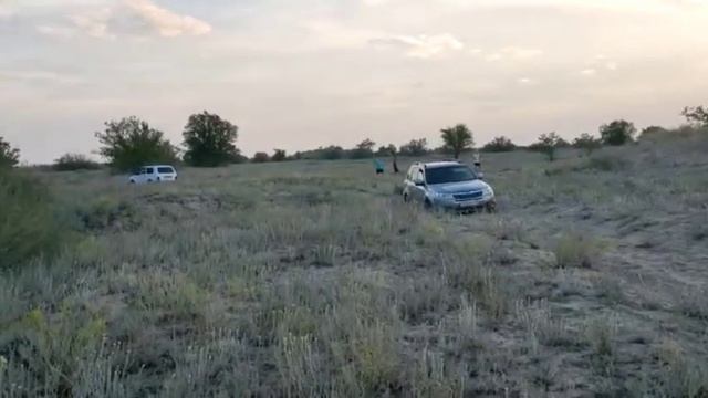 Нива 4х4 выдергивает Subaru Forester из песка смотреть онлайн