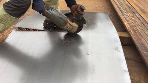 Как правильно порезать лист металла 1х2м, толщиной 1,5 мм, пополам, болгаркой.