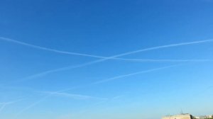 Полосы на небе от самолетов -  2