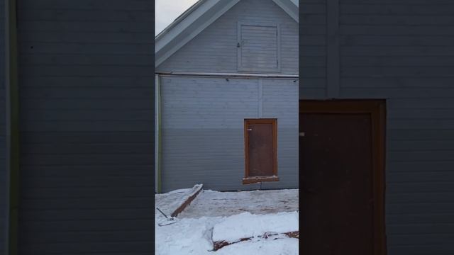 Заброшенная дача превращается в конфетку ?? подскажите, что делать с дверью ? Углы дома дошили !