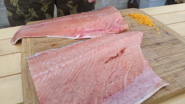 Шашлык из кеты или красная рыбка на углях вкусно, быстро. смотреть онлайн