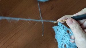 Косынка крючком с узором из листьев. Вяжем по схеме.