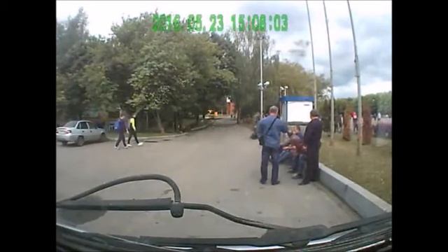 Как охранники заломали мужика на Кургане в Брянске смотреть онлайн