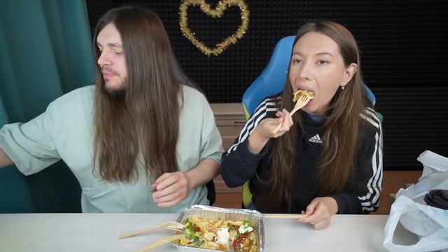 ДОСТАВКА ЕДЫ Кукумбер Гинза пробуем на завтрак. ЕДИМ ВМЕСТЕ С ЛУ и САШЕЙ смотреть онлайн