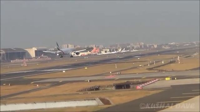 Emirates Boeing 777-300 Landing at Chhatrapati Shivaji International Airport Mumbai. смотреть онлайн