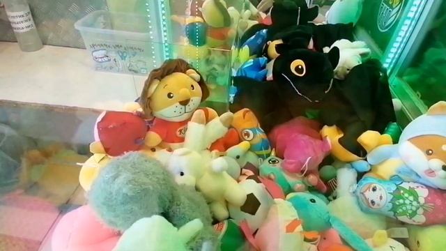 ИГРАЮ НА УДАЧУ И НА 50 Р. В АВТОМАТ С ИГРУШКАМИ ХВАТАЙКА. ОПЯТЬ ЗАСТРЯЛА ИГРУШКА. смотреть онлайн