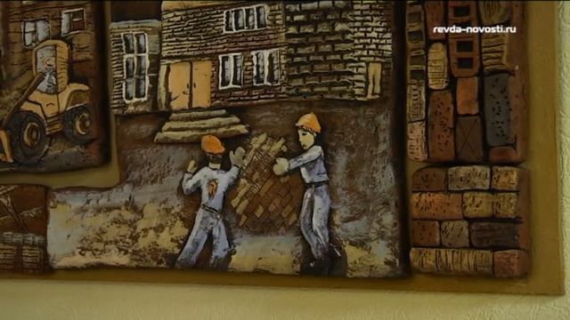 Дети не шутят. Ревдинскому кирпичному заводу подарили картину из глины весом 15 килограмм