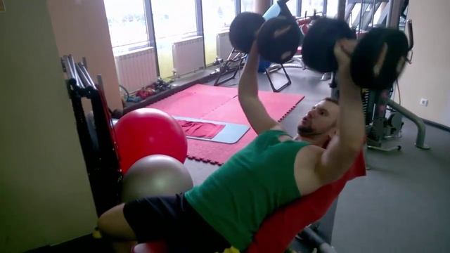 Жим гантелей на наклонной скамье Dumbbell bench press on an inclined bench 3 working sets of 8 time смотреть онлайн