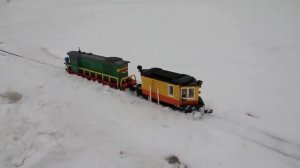 ЧМЭ3 из LEGO против снега / Lego Train Snow Plow