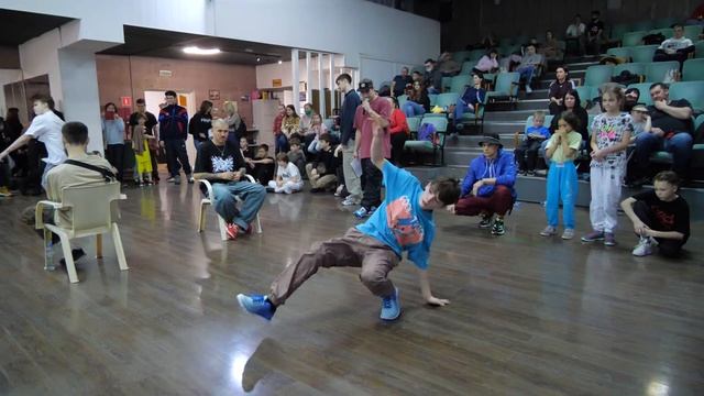 kids pro bboy AndyBond vs БРОдяга - "ALL OPTION" break dance battle смотреть онлайн