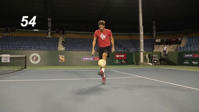 Lopez takes up Garbine's dribble challenge. смотреть онлайн