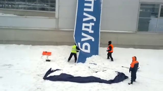 Механизированная уборка снега на мягкой кровле торгового центра смотреть онлайн