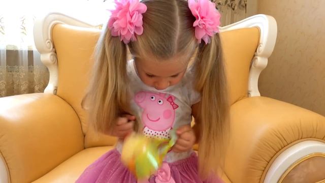 Диана открывает Игрушки-сюрпризы Смуши Муши Smooshy Mushy смотреть онлайн