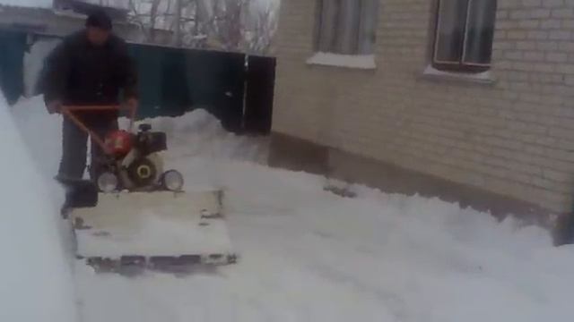 Уборка участка від снігу Мотоблоком Зубир смотреть онлайн