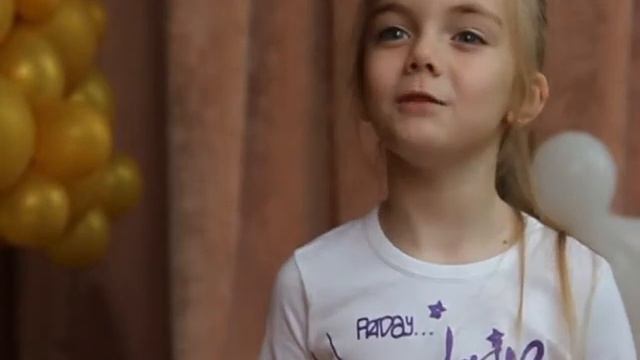 Ксения читает "Мама приходит с работы" смотреть онлайн