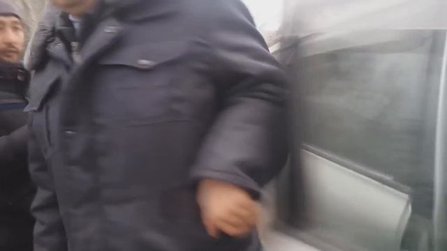 Бардак возле здания УОБДД МВД смотреть онлайн