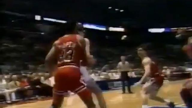 Charles Barkley Dominates the Game 3 against the Bulls 1990 playoffs смотреть онлайн