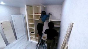 распашной встроенный шкаф в нишу // монтаж и сборка мебели