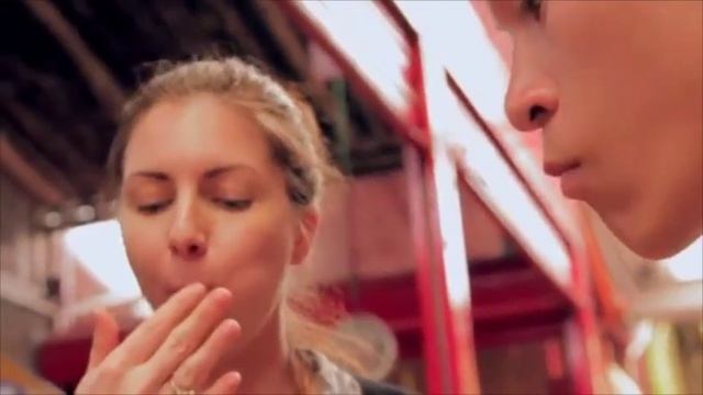 EL TOUR DE LA FRUTA, taking a tour to Paloquemao´s Market. (subtitles English) смотреть онлайн