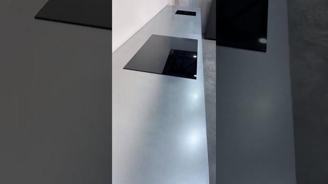 Hamiltoun кухня премиум-класса, фасады из сатинированного стекла, столешница из стали смотреть онлайн