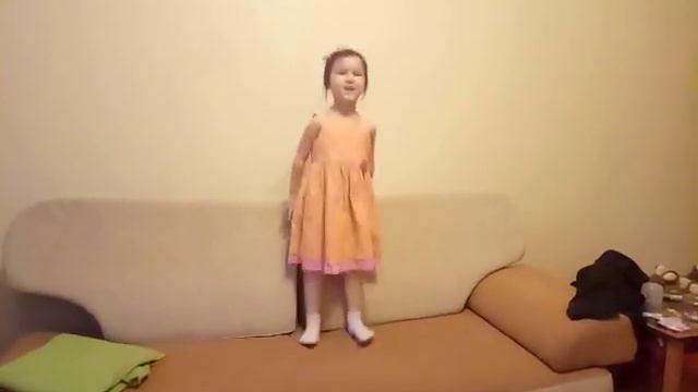 Ленка прыгает на диване и передает сама себе привет в будущее смотреть онлайн