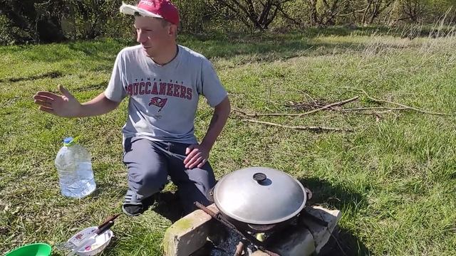 Полевая кухня. Перловая каша с домашней тушенкой в казане на костре. смотреть онлайн