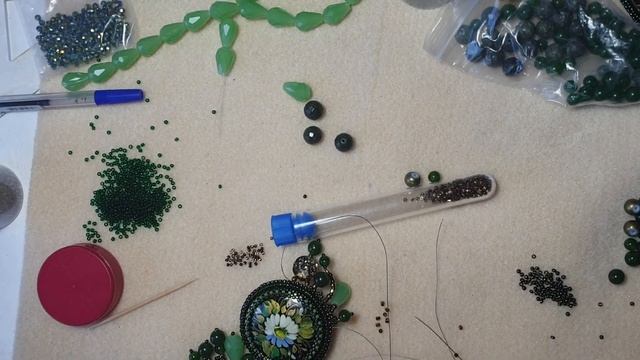 ВЫШИВАЮ КОЛЬЕ с деревянным кабошоном. смотреть онлайн