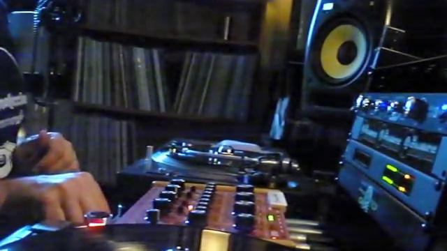 DJ Osmose mixing Deep House vinyl on E&S DJR400 mixer смотреть онлайн