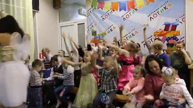 Поймать «радужный дождик» может каждый ребёнок. Настроение лучше не бывает! смотреть онлайн