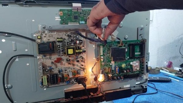 Philips 26PFL3606H/58 циклично моргает подсветка