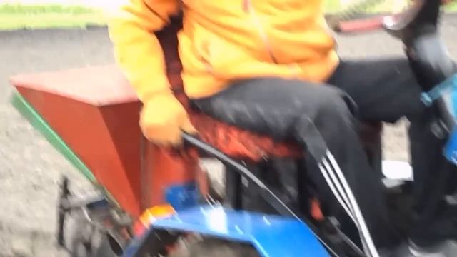 мини трактор из мотоблока Садим картошку 2016 смотреть онлайн