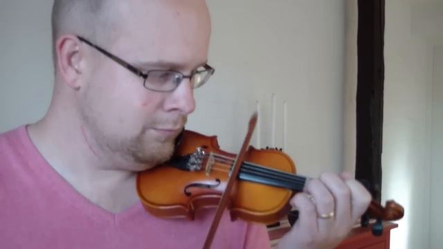 Playing a tiny 1/32-violin - The Drunken Sailor смотреть онлайн