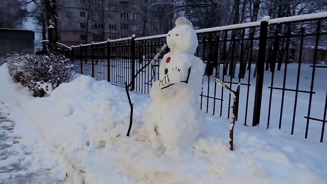 Снежный музыкант поёт во дворе Муз. Колледжа им. М.П. Мусоргского смотреть онлайн