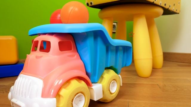 Машинки на уроке! — Автошкола для малышей — Маленькие машинки наполняют бассейн цветными шариками смотреть онлайн