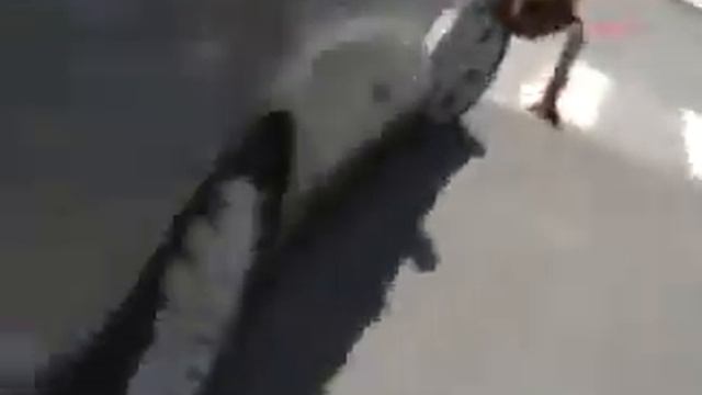 В Турции полицейский у памятника Ататурка стреляет в воздух. 27.09.2016 г. смотреть онлайн