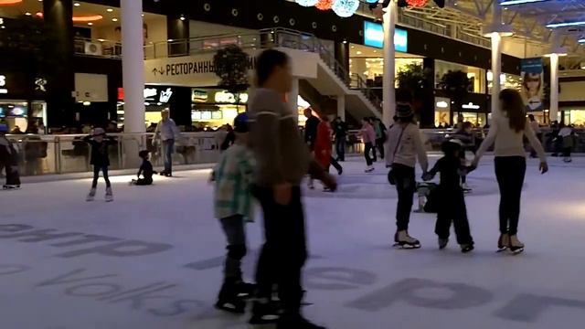 На катке в ТЦ Мега смотреть онлайн