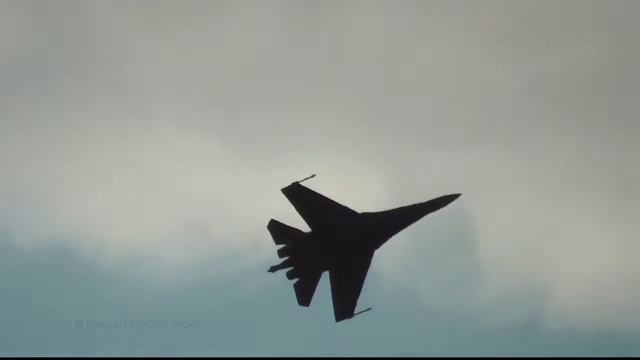 Sukhoi Su 35S Super Flanker Extreme Flight Demonstration incl Insane Kulbit Maneuver!!! смотреть онлайн