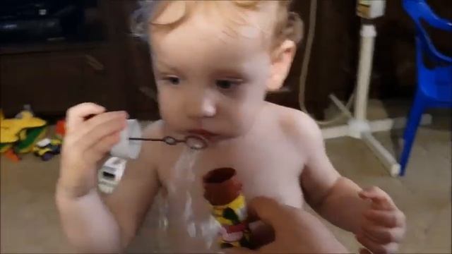 КАК ВЛАДИМИР ПУСКАЕТ МЫЛЬНЫЕ ПУЗЫРИ... смотреть онлайн