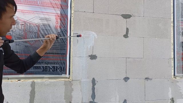 Нанесение проникающей грунтовки Ceresit CT17, подготовка фасадов перед приклейкой утеплителя смотреть онлайн