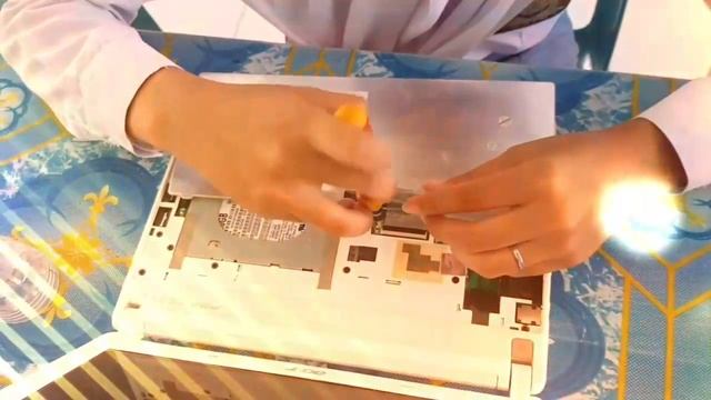 Cewek Cantik Ganti Keyboard Acer Aspire One Happy N57 смотреть онлайн