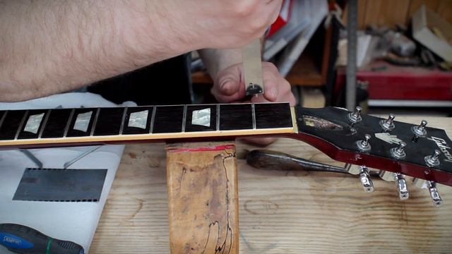 Tutorial - Ep 1 of 7 - Re-Fretting Kelly Jones of Stereophonics' #1 SG - Nut & Fret removal смотреть онлайн