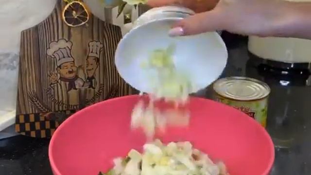 ПРОСТОЙ И ООЧЕНЬ ВКУСНЫЙ САЛАТИК🥗 смотреть онлайн
