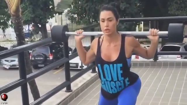 Свежо выпеченные попки прямо из спортзала)))) смотреть онлайн