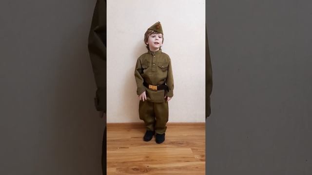 "На земле безжалостно маленькой" Р. Рождественский читает Михаил Ошурков 4 года смотреть онлайн