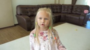 Алиса и ее СОБАКА Хаски играют дома ! Мими Лисса канал