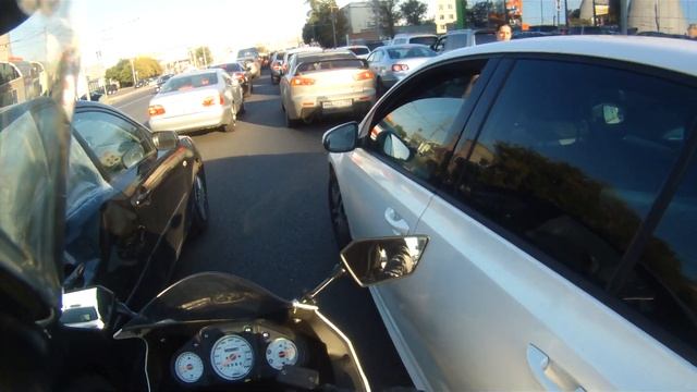 Мотоцикл Kawasaki Ninja 250R против пробок (POV) смотреть онлайн