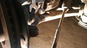 замена рулевых тяг стойки стабилизатора и шаровой Тойота авенсис.