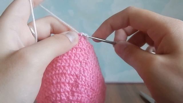 Одежда для кукол крючком. Шапка с помпонами. смотреть онлайн